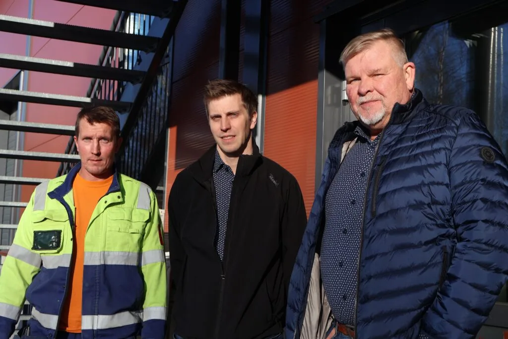 Kolme Mesielin työntekijää seisoo vierekkäin.